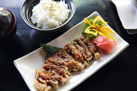 配有大米和日本菜汤的意大利鸡美食盘子蔬菜炙烤木头沙爹棕色白色午餐大豆图片