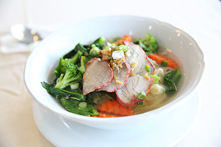 面条和倾弃红猪肉木头蔬菜午餐白色美食烹饪黄色餐厅食物绿色图片