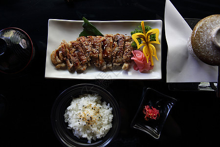 配有大米和日本菜汤的意大利鸡食物白色炙烤木头棕色美食午餐蔬菜盘子大豆图片