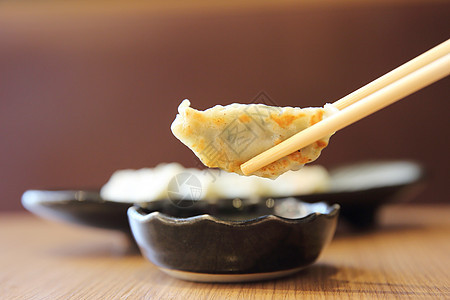 木背景的青沙盘子美食洋葱午餐餐厅白色水饺油炸食物猪肉图片