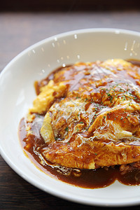 鸡蛋日本风格的咖喱大米猪肉烹饪木头牛肉餐厅午餐桌子盘子香料美食图片