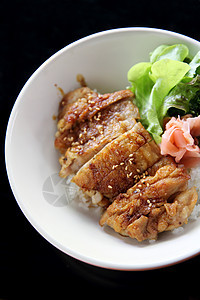 配有大米的田地鸡鸡棕色午餐蜂蜜芝麻美食橙子蔬菜白色炙烤食物图片