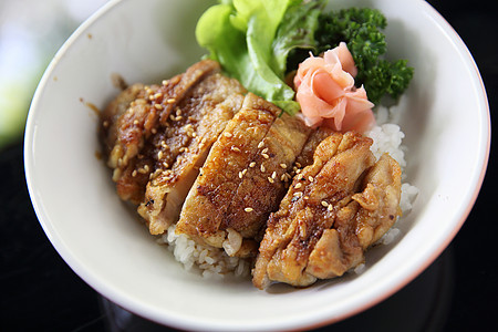 配有大米的田地鸡鸡蜂蜜食物炙烤大豆午餐油炸美食棕色白色木头图片