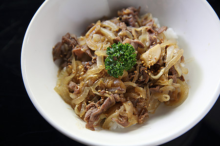 京敦牛肉碗日本菜牛肉盘子食物洋葱餐厅美食教师蔬菜生活午餐图片