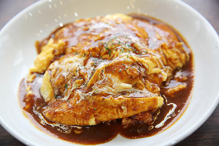 鸡蛋日本风格的咖喱大米白色猪肉牛肉餐厅棕色食物午餐盘子美食木头图片