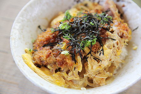 日本深油炸猪肉和鸡蛋炒饭 胜登在木柴上美食面包屑食物午餐盖饭盘子黑色教师蔬菜木头图片