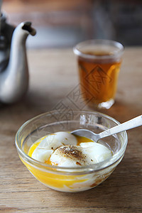 当地泰国早上食用热茶 软煮鸡蛋平底锅黄油咖啡店饮料白色棕色美食牛奶木头食物图片