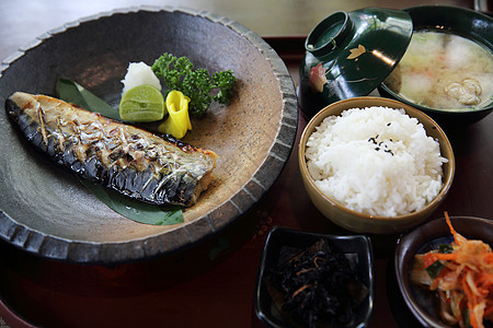 含大米的竹瓜和日式日本菜熏制美食饮食食物土豆鱼片木头香菜蔬菜海鲜图片