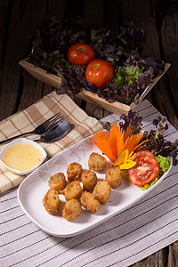深炸蟹肉卷在盘子上小吃午餐白色食物美食油炸餐厅螃蟹烹饪图片