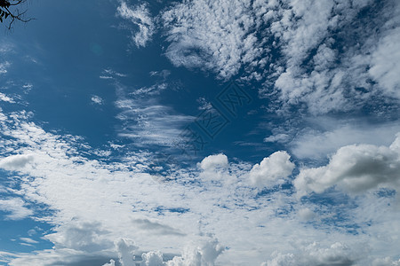 白色的云朵和美丽的蓝色天空背景天堂全景气氛晴天空气天气日出风景日光阳光图片