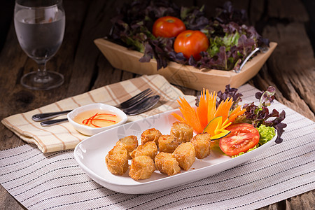 深炸蟹肉卷在盘子上餐厅美食烹饪食物白色螃蟹小吃午餐油炸图片