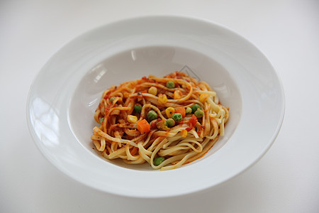 番茄酱中的Fettucentne意大利面 白背景孤立的西红柿酱午餐蔬菜营养红色食物白色面条烹饪美食叶子图片