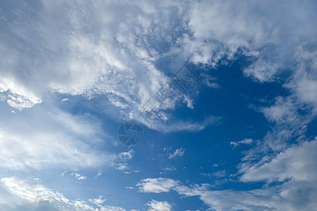 白色的云朵和美丽的蓝色天空背景风景日光气氛天气晴天自由天堂气候日出全景图片