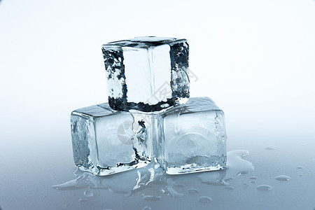 白色背景上的冰雪立方体冰块酒吧茶点团体气泡冻结玻璃反射液体工作室图片