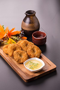 炸虾煎饼在木板 泰国食品上图片