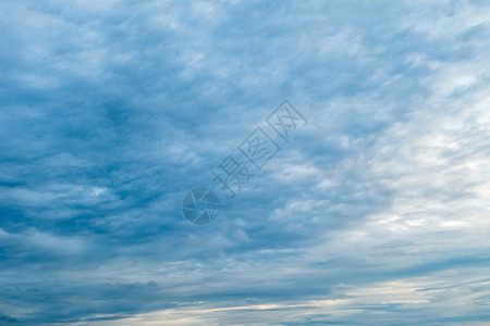 白色的云朵和美丽的蓝色天空背景阳光墙纸空气气候天气自由日出日光风景全景图片