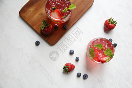 草莓果汁鸡尾酒加冰和薄荷白调水果苏打酒精热带果汁酒吧叶子饮料草本植物食物图片