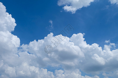白色的云朵和美丽的蓝色天空背景风景日出天气气氛晴天环境天堂空气阳光气候图片
