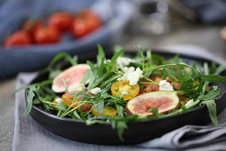 新鲜沙拉 配有番茄和木本底奶酪蔬菜黄瓜叶子营养小吃午餐菠菜美食盘子食物图片