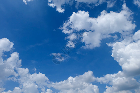 白色的云朵和美丽的蓝色天空背景环境日光气候风景天气全景空气阳光晴天天堂图片