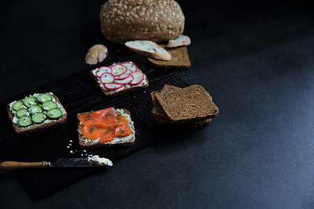 桑威奇三明治和谷物面包 熏鲑鱼甜菜根和黄瓜熏肉蔬菜俱乐部火腿沙拉食物小吃烟熏午餐美食图片