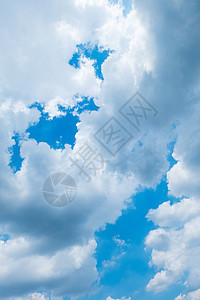 白色的云朵和美丽的蓝色天空背景全景气氛空气晴天日出墙纸阳光气候风景天气图片