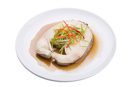 雪鱼在白盘中用酱油蒸出食物大豆美食煤炭餐厅盘子海鲜午餐饮食白色图片