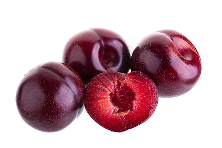纯熟的新鲜梅子 半颗和切片在白色背景上分离食物红色紫色美食小吃饮食水果李子图片