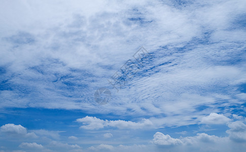 白色的云朵和美丽的蓝色天空背景空气全景日光风景气氛气候墙纸阳光日出晴天图片