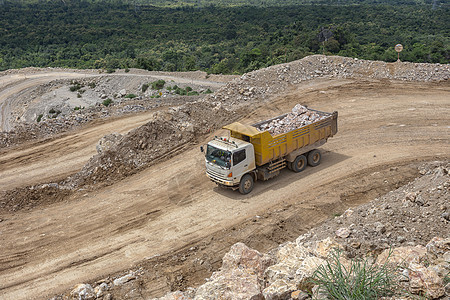 在采石场装载岩石的Dumper卡车货物倾倒碎石技术运输工业矿业大理石工作货车图片