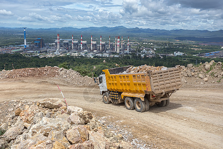 在采石场装载岩石的Dumper卡车运输工作矿业工业石头大理石货车倾倒货物天空图片