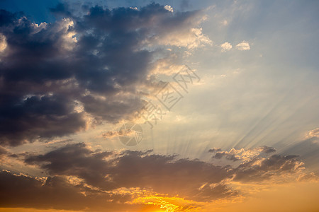 日落时有云雾的多彩飞天天堂美丽黄色蓝色橙子天气天空阳光太阳白色图片