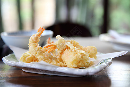 木本底的虾小吃面包屑食物油炸白色盘子对虾美食金子午餐图片
