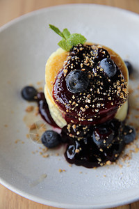 蓝莓煎饼 薄饼加蓝莓和冰淇淋糕点面包饼子营养浆果美食蜂蜜午餐小吃甜点图片