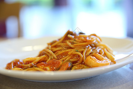 带海鲜的意大利面条玻璃乌贼桌子食物餐厅营养草药胡椒盘子饮食图片