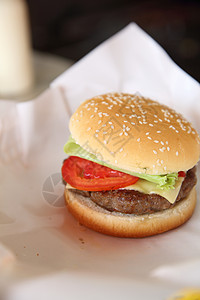 牛肉汉堡贴近红色午餐面包烧烤桌子包子汉堡洋葱蔬菜盘子图片