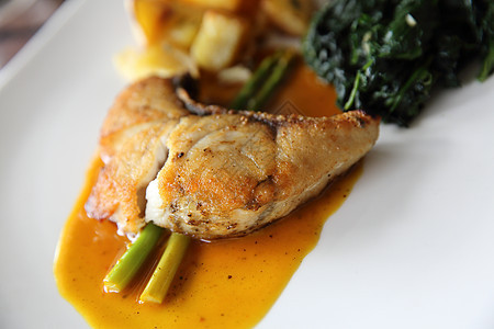 海贝斯牛排 土豆和柠檬酱菠菜蔬菜美食宏观油炸午餐鱼片海鲜低音沙拉食物图片