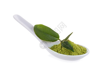 白陶瓷勺中的火粉粉 在白色后腹骨上被隔离美食抹茶健康粉末仪式草本植物食物绿色饮料叶子图片