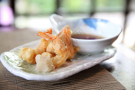 木本底的虾白色海鲜美食盘子食物面包屑午餐金子黄色油炸图片