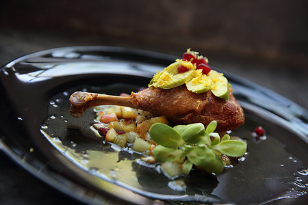 鸭子在黑音食物中搭配蔬菜盘子餐厅美食刀具鸭翼洋葱橙子小酒馆胡椒图片