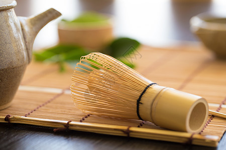 一套火辣粉碗木勺和胡须绿茶叶仪式杯子饮料叶子美食食物粉末草本植物抹茶健康图片