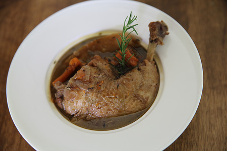 Coq au vin 鸡肉烤红酒加胡萝卜和土豆桌子沙锅食谱蔬菜厨房草本植物国家午餐食物乡村图片