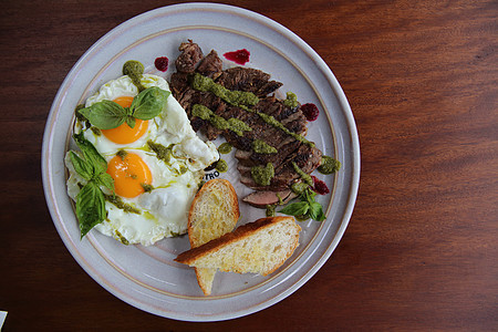 牛肉牛排加吐司 煎蛋和蔬菜在顶端晴天鱼片火鸡早餐香草腰部土豆午餐沙拉食物图片