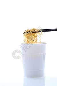 白背景的即时面条被孤立香料美食小吃筷子塑料文化拉面早餐食物饮食图片