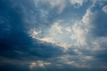 日落时有云雾的多彩飞天黄色天空场景美丽橙子红色白色蓝色阳光天堂图片