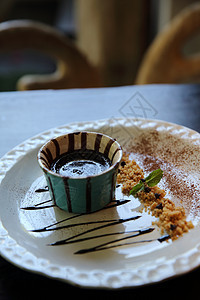 木本底巧克力熔岩蛋糕奶油糖浆盘子柔软度美食浆果软糖糕点诱惑桌子图片