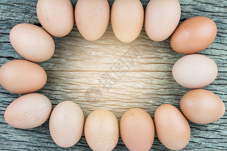 旧木制桌地板背景上最顶端的鸡蛋托盘棕色烹饪农场木头桌子白色食物团体早餐背景图片
