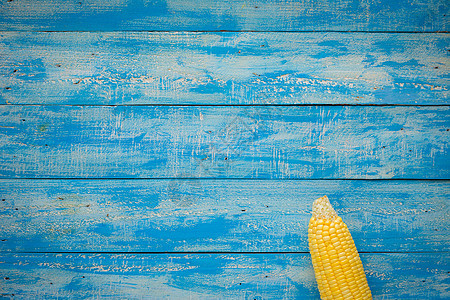 在蓝色木制桌顶视图上提取玉米叶子粮食文化季节植物收成食物烹饪蔬菜乡村图片