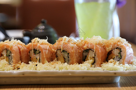 上面有寿司卷和鲑鱼 日本菜熏制海苔奶油鱼片餐厅食物美食盘子午餐海藻图片