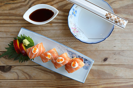 上面有寿司卷和鲑鱼 日本菜午餐奶油菜单美食盘子美味熏制餐厅寿司海鲜图片